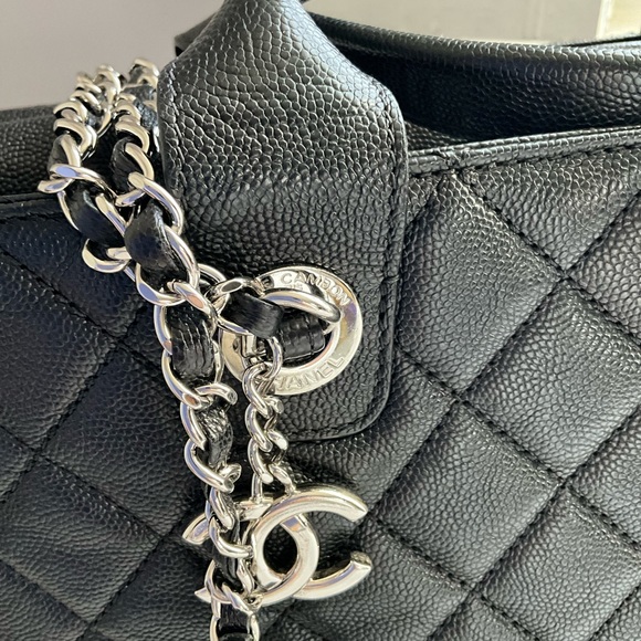 CHANEL 18P Urban Companion Caviar Quilted Shopping Tote - Picture 3 of 10
